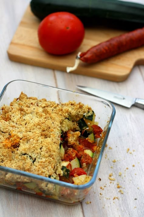 Un crumble salé aux légumes de saison : courgette et tomate, associé au chorizo pour relever un peu le tout! J'aime beaucoup le côté croquant qu'apporte la pâte à crumble à ce genre de gratin. Il est idéal en accompagnement d'une volaille mais peut aussi... Savoury Crumble, Vegetable Seasoning, Batch Cooking, Cooking Light, Meat Dishes, Delicious Healthy Recipes, Easy Cooking, Veggie Recipes, Savoury Food