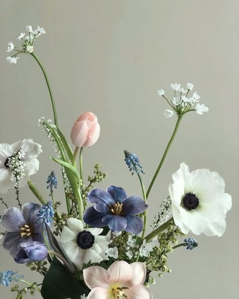 Anemone Wedding Flowers, Anemone Flower Aesthetic, Anemone Bridesmaid Bouquet, Allium Arrangement, Wedding Anemone, Anemone Arrangement, Anemones Bouquet, Celestial Theme Wedding, Anemone Centerpiece