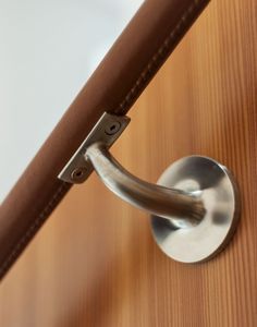 The stair has a rail that's wrapped in Spinneybeck leather. It's stitched in place and the seam runs on the underside where fingers are placed   - Brooklyn townhouse kitchen remodel Fernlund + Logan | Remodelista Appartement New York, Nordic Beauty, Glass Shower Wall, Brooklyn Townhouse, Scandi Kitchen, Street Townhouse, Staircase Handrail, Brooklyn Brownstone, Stainless Steel Counters