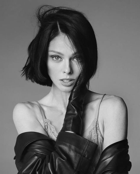 @cocorocha @gregswalesart @fashioncanada Coco Rocha Poses, Irina Lazareanu, Jessica Stam, Winnie Harlow, Stylish Photo Pose, Model Inspo, Model Poses Photography, Cool Poses, Photo Tips