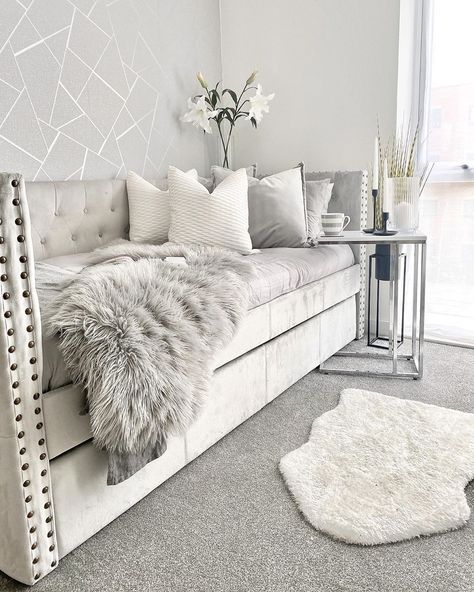 Beauty Room With Daybed, Daybed Studio Apartment Ideas, Daybed Styling Ideas Bedroom, White Daybed Room Ideas, Bedroom Daybed Ideas, Daybed Room Ideas For Women, Day Bed Bedroom Ideas Aesthetic, Full Daybed Room Ideas, Woman Room Ideas Bedrooms