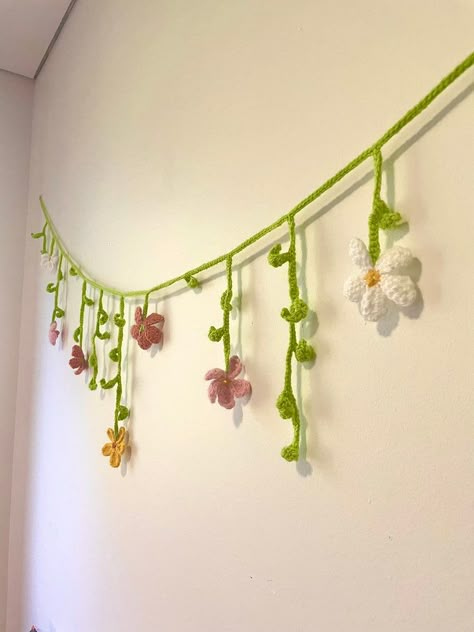 Crochet flower garland. Easy crochet project inspiration. Spring aesthetic Crochet Projects For Room, Crochet Floral Garland, Crochet Flower Banner, Simple Hobbies Ideas, Crochet For Dorm Room, Crocheted Flower Garland, Cute Garland For Bedroom, How To Crochet Mini Flowers, Crochet Flowers Hanging