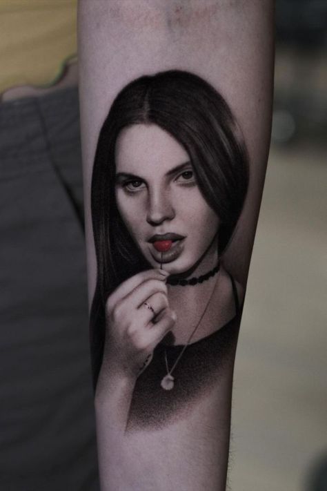 #lanadelrey #lanadelreyfans #lanadelreyedit #lanadelreytattoo #besttatto #besttattoartist #ink Lana Del Rey Portrait, Black And Grey Realism Tattoo, Lana Del Rey Tattoos, Best Tatto, Lana Del Rey Tattoo, Black And Grey Realism, Dallas Tattoo, Circular Tattoo, Realism Tattoo