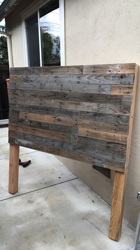 Pallets Headboard Ideas, Wooden Pallet Headboard Diy, 2x4 Headboard Diy, Industrial Headboard Ideas, Palet Headboard, Pallet Board Headboard, Headboard Out Of Pallets, Wooden Headboard Design, Wooden Headboard Diy