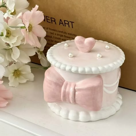 Cake Trinket Box Clay, Jewelry Box Clay, Jewelry Box Ceramic, Ceramic Jewelry Box Ideas, Trinket Boxes Diy, Trinket Box Painting Ideas, Trinket Box Clay, Clay Box Ideas Ceramics, Ceramic Boxes With Lid