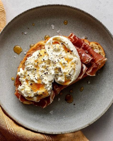 Burrata Meal Ideas, Brunch Ideas Aesthetic, Hosting Food Ideas, Savoury Toast, Breakfast Hosting, Prosciutto Toast, Burrata Toast, Honey Cheese, Trending Meals