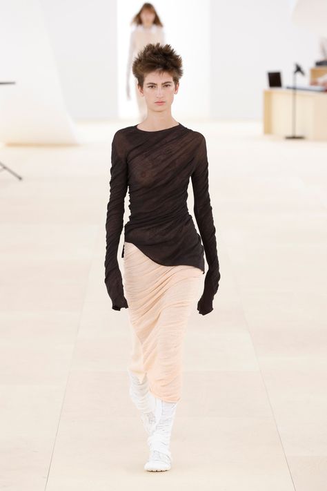 Issey Miyake RTW Spring 2024 [PHOTOS] – WWD Issey Miyake Women, Spring Knits, Spring 2024, Issey Miyake, New Wardrobe, Color Combos, Evening Wear, Runway Fashion, Fashion Inspo Outfits