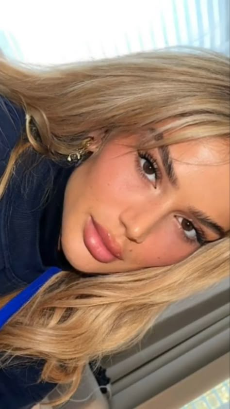 Blond With Dark Eyebrows, Hair Color For Dark Eyebrows, Brown Eyebrows Blonde Hair, Blonde Hair Dark Brows, Blonde Hair With Dark Eyebrows, Warm Honey Blonde Hair, Blonde Hair Dark Eyebrows, Loredana Zefi, 2016 Makeup