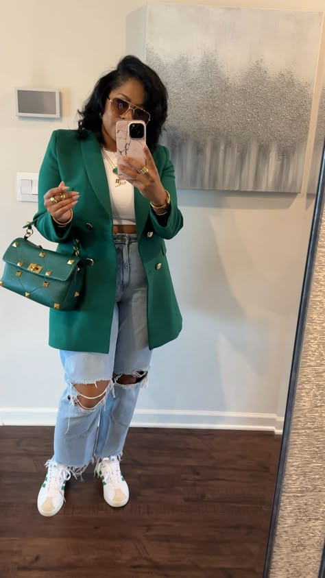 How To Style A Floral Top, Jeans And Blazer Outfit Casual, Green Blazer Outfits For Women Fall, Black Women Fashion Outfits, Blazer And Mom Jeans Outfit, Blazer With Ripped Jeans, Jean And Blazer Outfit, Curvy Winter Fashion, Ripped Mom Jeans Outfits