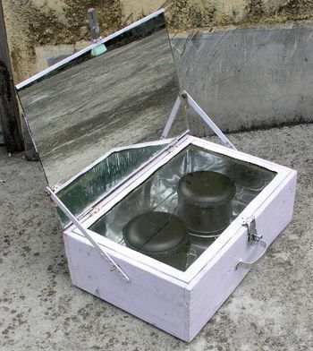 Low cost wooden solar box cooker open - it's a little suitcase!! Solar Oven Diy, Solar Cooking, Solar Cooker, Solar Oven, Solar Energy Diy, Diy Solar, Emergency Prepping, Nikola Tesla, Off Grid Living