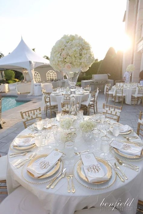 J'organise mon mariage en or ! - Décoration - Forum Mariages.net White And Gold Wedding Themes, White Wedding Decorations, Tafel Decor, White Wedding Theme, Dream Wedding Decorations, Gold Wedding Theme, Quinceanera Themes, Table Set Up, Salou