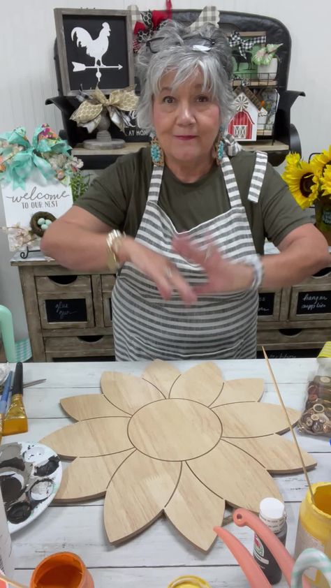 Sunflower Painted Table Top, Wooden Sunflower Pattern, Wood Sunflowers Diy, Wooden Sunflowers Diy, Wood Ideas Projects, Sunflower Crafts For Adults, Diy Sunflower Decor, Paint A Sunflower, Sunflower Wreath Diy