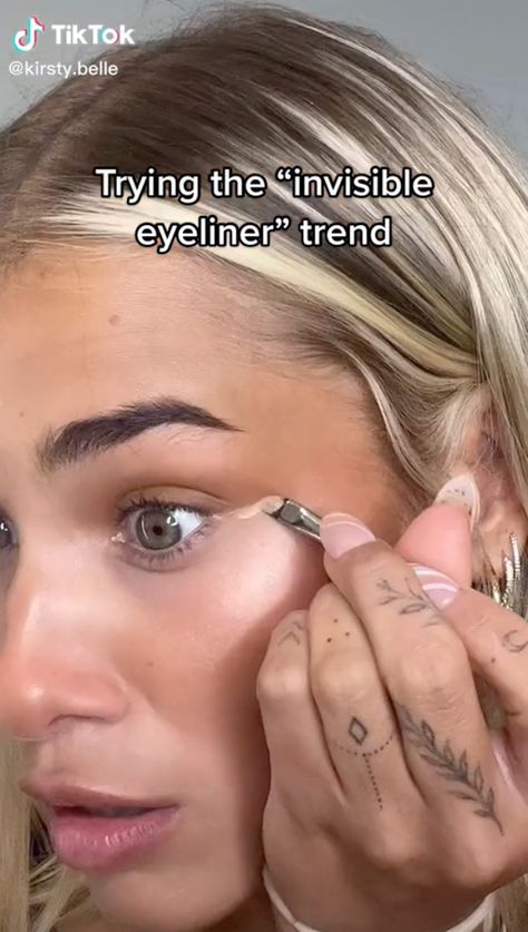 Space Eyeliner, Invisible Eyeliner, Cat Eye Eyeliner, Cut Crease Eyeshadow, Space Makeup, Winged Eyeliner Tutorial, Eye Makeup Styles, Cat Eyeliner, Eye Liner Tricks