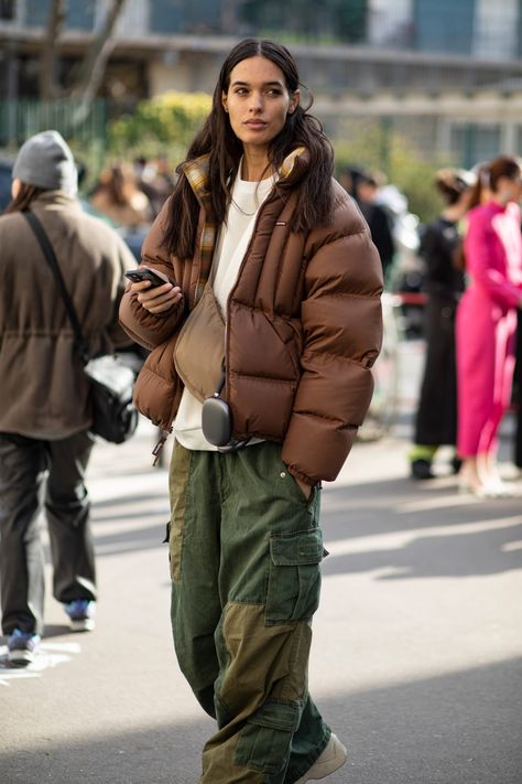 Best Street Style of Paris Fashion Week Fall 2023 - Fashionista Fashion Week Street Style Winter, Jacket Winter Outfit, Winter Jacket Outfits, Puffer Jacket Outfit, Street Style Fall Winter, Brown Puffer, London Fashion Week Street Style, Easy Winter Outfit, Paris Fashion Week Street Style