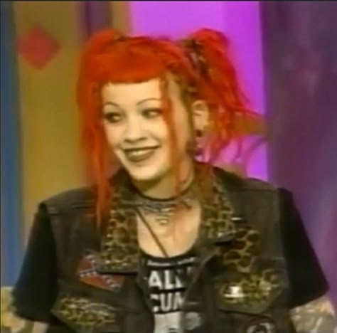 Numetal Outfits, Mall Goth Hair, Mall Goth Makeup, Mall Goth 2000s, Nature Goth, Red Hair Celebrities, Goth Romance, Jonah Hauer King, 2000s Hairstyles