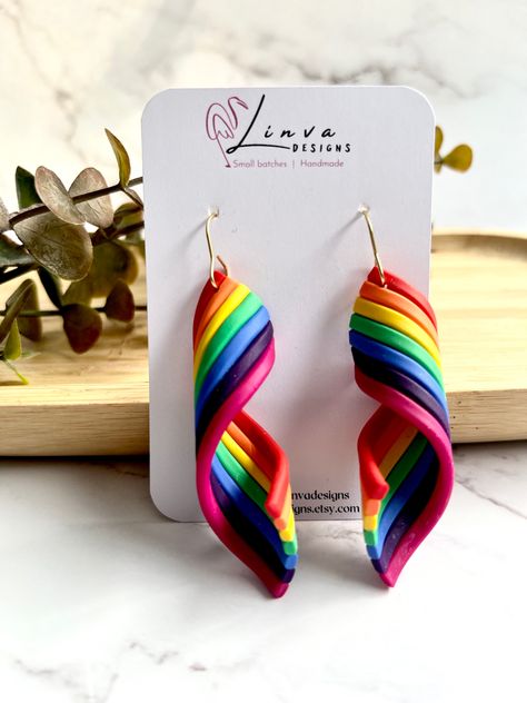 Strip of rainbow colours in the correct order twisted to create a dangle. Held to the earlobe with a 18k gold plated stainless steel French hook. This hook can be swapped for plain stainless steel or titanium. Pride Clay Ideas, Rainbow Clay Art, Polymer Clay Rainbow, Pride Jewelry Diy, Pride Clay Earrings, Rainbow Clay Earrings, Pride Earrings Clay, Fun Rainbow Earrings, Rainbow Polymer Clay Jewelry For Gifts