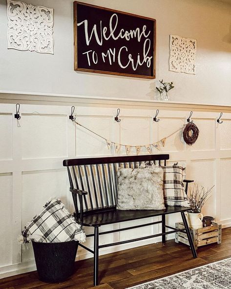 30 Inviting Modern Farmhouse Entryway Ideas to Copy Country Farmhouse Decor Entryway, Entryway With Chair, Farmhouse Entrance Entryway, Farmhouse Entryway Ideas With Bench, Modern Farmhouse Entryway Ideas, Home Entryway Ideas, Farmhouse Entryway Ideas, Modern Farmhouse Entryway, Cozy Up Your Home