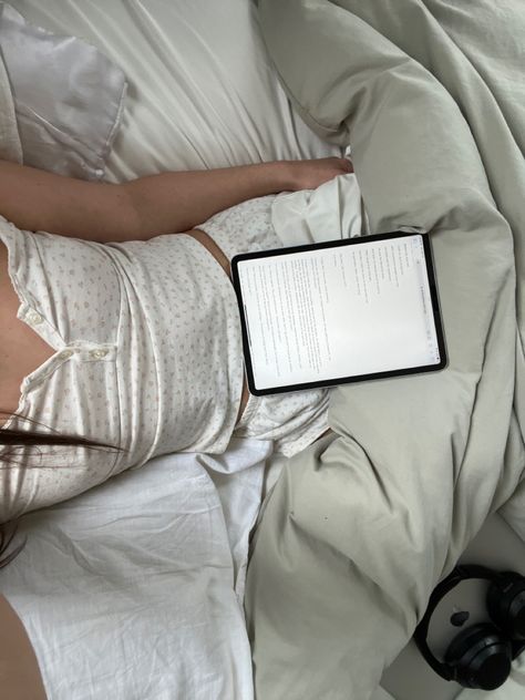 Studera Motivation, Cosy Reading, Laying In Bed, Ipad Aesthetic, Romanticizing School, Academic Validation, Pilates Princess, Study Aesthetic, Study Inspo