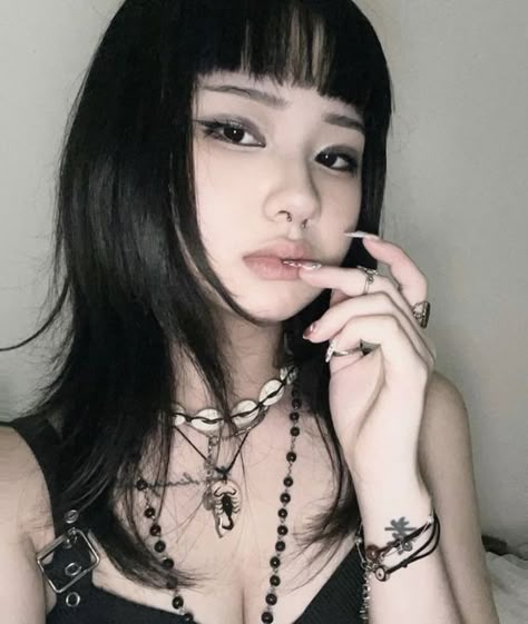 Doll Eye Makeup, Emo Makeup, Edgy Makeup, Haircuts Straight Hair, Alternative Hair, Makeup Looks Tutorial, New Makeup, Cut My Hair, Asian Makeup