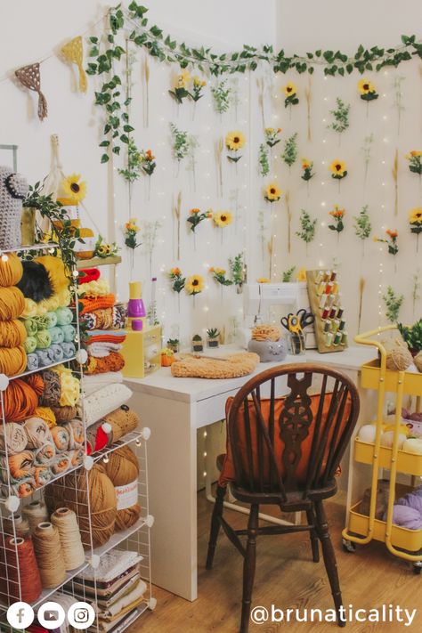 Crochet Cottagecore Decor, Crochet Room Decor Grunge, Crochet Flowers Room Decor, Crochet Workspace, Chrochet Furniture, Crochet Room Decor Cottage Core, Craft Workspace, Crochet Room, Crochet Studio