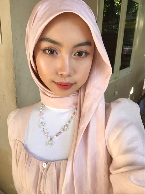 pink white hijab coquette shimmer inspo necklace outfit glam aesthetic makeup remaja #fashion #prettyinpink #teens #hijabfashioninspiration Kalung Aesthetic Hijab, Hijab Fashion Pink, Hijab Styles With Necklace, Coquette Hijab Outfit, Hijab With Necklace, Hijab Makeup Look, Glam Aesthetic Makeup, Coquette Hijab, Pink Outfit Hijab