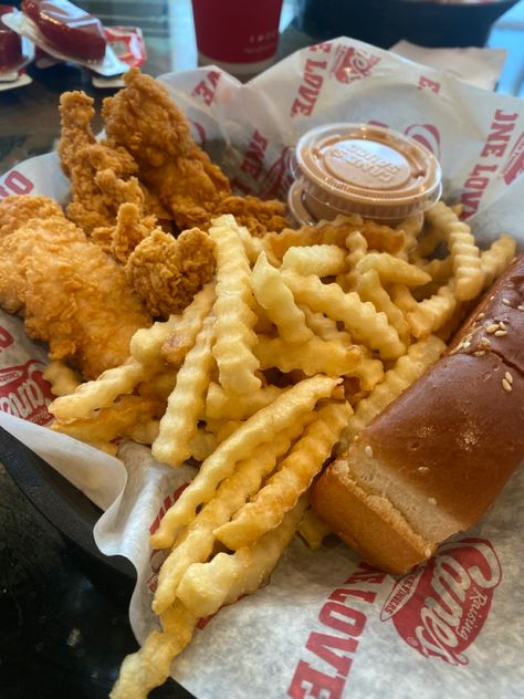 Rasin Canes Food, Raising Canes Aesthetic, Raisin Canes, Fries Aesthetic, Canes Food, Raising Canes, Best Fast Food, Soul Food Dinner, Sleepover Food