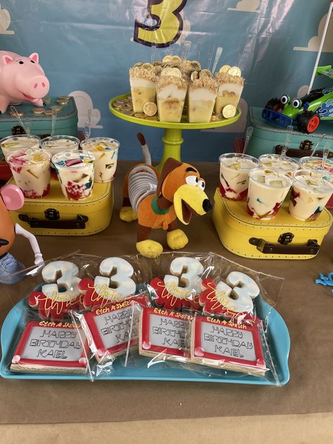 Toy Story Party Dessert Table, Toy Story Sweet Table Ideas, Toy Story Fruit Ideas, Toy Story Birthday Treat Table, Toy Story Treats Table, Toy Story Sweet Table, Toy Story Cake Table, Toy Story Snack Table, Toy Story Dessert Ideas