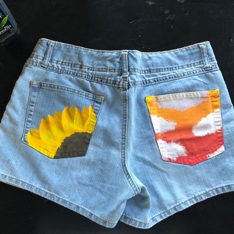 Jean Shorts Painted, Shorts Painted, Low Waist Shorts, Shorts Ideas, Jeans Drawing, Diy Tie Dye Shirts, Diy Pants, Painted Shorts, Painted Clothes Diy