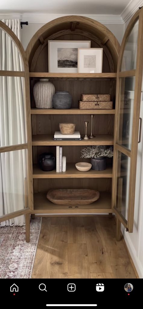 Luxury Farmhouse Kitchen, Arched Bookshelf, Oak Bookshelves, Bali Furniture, Shelves Decor, Rustic Home Decor Ideas, Styling Shelves, Cabinet Style, House Furniture Design