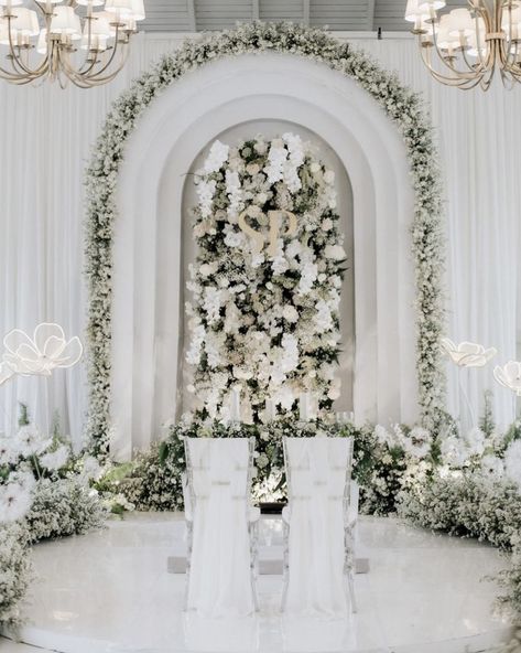 White Decoration Wedding, Luxury Wedding Backdrop, Dekor Akad, Butterfly Wedding Dress, Pelamin Nikah, Elegant Wedding Colors, Wedding Illustration Card, Wedding Artwork, Elegant Wedding Themes