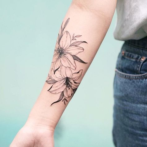 20 Stunning Lily Tattoo Designs With Images Lily Tattoo Designs, Tiger Lily Tattoos, Wildflowers Tattoo, Lillies Tattoo, Lily Tattoo Design, Lily Flower Tattoos, Shape Tattoo, Muster Tattoos, Cat Tattoos