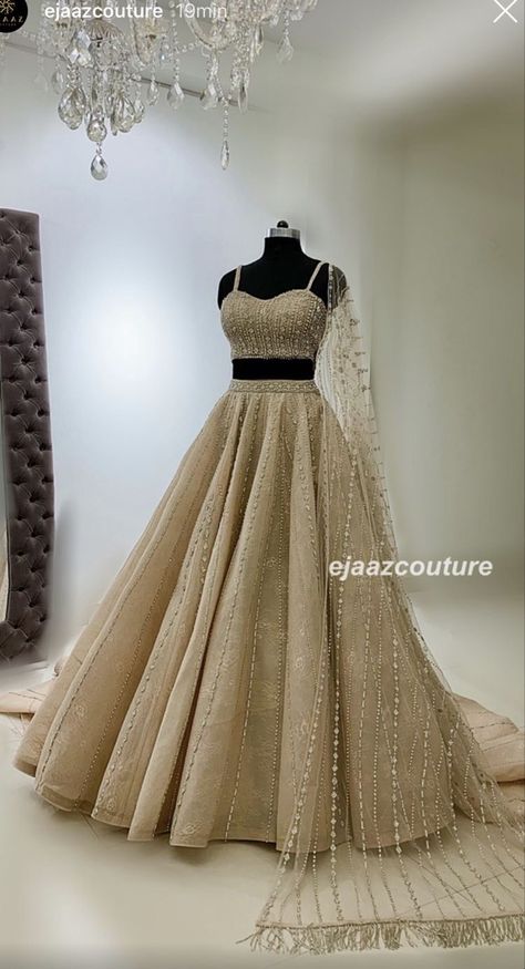 Velvet Bridal Lehenga Pakistani, Lehngas For Wedding, Lehenga For Prom, Lenga Choli Design, Party Wear Lehenga Indian Weddings, Lenga Design, Lehnga Ideas, Indian Lenghas, Lengha Design