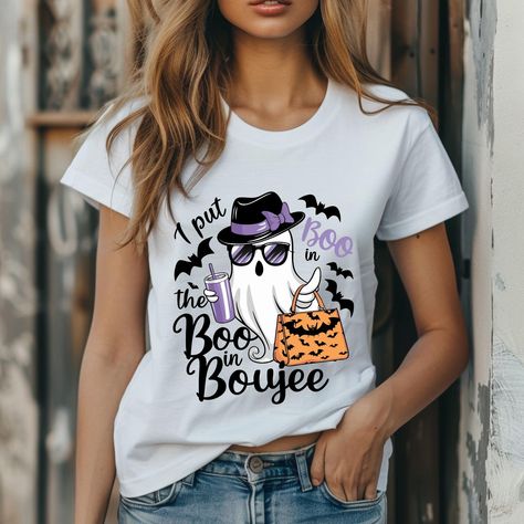 "Add a touch of fun and spooky style to your wardrobe with this charming Halloween t-shirt, perfect for lovers of the witchy and trendy look!" Comfort Colors 1717 T-shirt is made of 100% high-quality combed cotton, with a soft, garment-dyed fabric for comfort. Its relaxed fit makes it ideal for everyday wear, whether in casual or semi-formal settings. The pre-shrunk fabric ensures a consistent fit, and double stitching provides durability. This t-shirt is perfect for customization. Plus, it's ma Spooky Funny, Fiesta Halloween, Spooky Style, Ghost Design, Autumn Season, Halloween Boo, Halloween T Shirt, Halloween Women, Design T Shirt