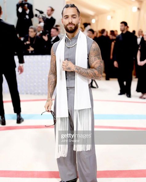 Maluma Met Gala Outfits Men, Met Gala Outfits, Don Juan, Stylish Mens Outfits, Crochet Ideas, Red Carpet, Carpet, Mens Outfits, Crochet