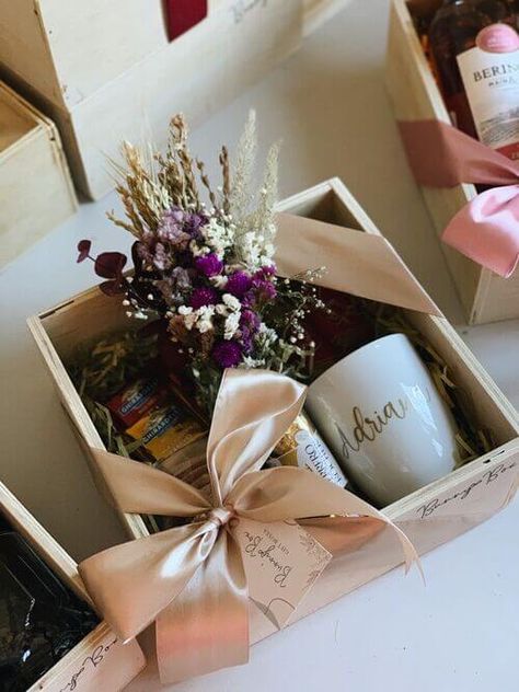 18 Best Mother's Day Gift Basket Ideas To Recreate Right Now Hampers Box Ideas, Gift Box Ideas For Women, Mothers Day Boxes, Creative Gift Baskets, Mothers Day Baskets, Flower Box Gift, Best Mothers Day Gifts, Diy Mothers Day Gifts, Gift Basket Ideas