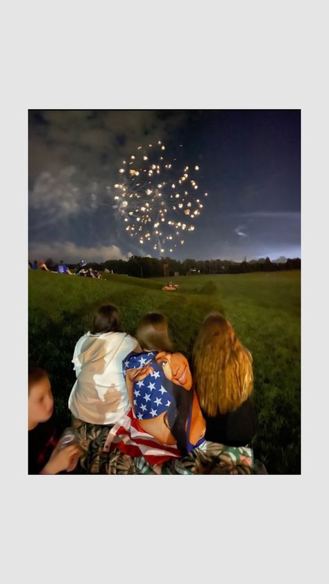 4th Of July Photo Inspiration, 4th Of July Teen Party, Tsitp Fourth Of July, Fourth Of July Party Ideas Games, Memorial Day Weekend Aesthetic, Fourth Of July Vibes, Fourth Of July Ideas With Friends, Usa Summer Aesthetic, July 4 Aesthetic