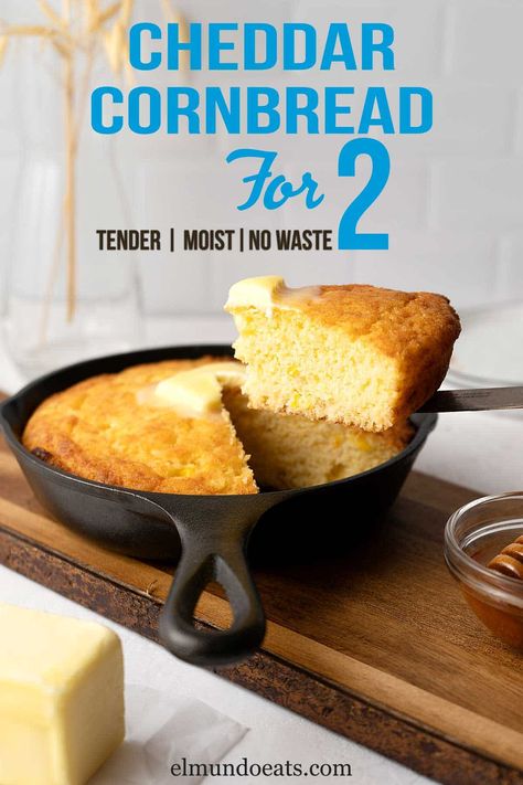 This 20 minute cheesy cornbread for two, made on an iron skillet is just perfect, tender, moist and holds itself very well. Visit elmundoeats.com for more recipes like this. Cornbread For Two, Bread For Two, Baking Alternatives, Cornbread Sweet, Cast Iron Corn, Thanksgiving For Two, Cheese Cornbread, White Corn Meal, Cheesy Cornbread