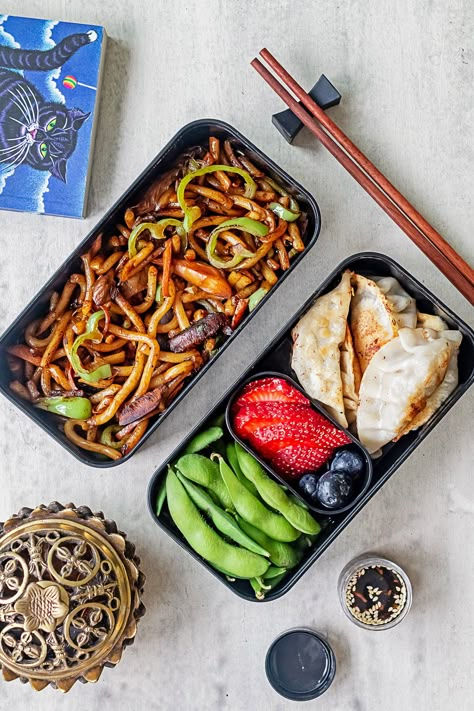 Health Bento Lunch, Bento Box Noodles, Healthy Vegetarian Packed Lunch, Mushroom Lunch Ideas, Vegan Packed Lunch Ideas, Vegetarian Bento Box Lunch, Vegetarian Packed Lunch, Lunch For Teens, Packed Lunch Aesthetic