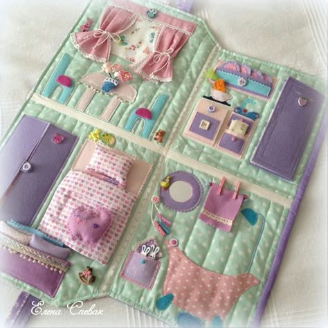 Felt Doll House, Fabric Doll House, Diy Quiet Books, Toddler Quiet Book, Felt Quiet Books, Felt Book, Fabric Toys, Sewing Toys, Felt Dolls