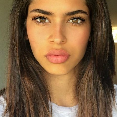 Brunette with brown eyes Light Brown Eyes, Beautiful Green Eyes, Nude Makeup, Aesthetic Eyes, All Things Beauty, Hair Skin, Brown Eyes, Beautiful Eyes, Pretty Face