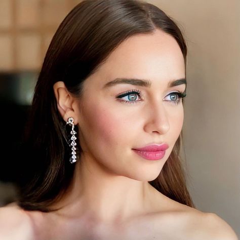 Kibbe Romantic, Fire And Blood, Braut Make-up, Female Celebrities, Day Makeup, Emilia Clarke, Minimal Chic, Bridal Hair And Makeup, Wedding Hair And Makeup