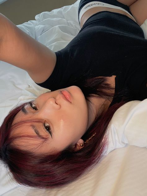 instagram outfit, ig pics, bangs, red highlights, red hair, calvin klein, bed pics, instagram baddie,  asian girl, douyin, eyeliner, selfie idea, black shirt, white sheets, y/n, pretty girl, wattpad, asian pretty, asian makeup, cute selfie Ig Baddie Selfies, Bed Pics Instagram, Asian Selfies Poses, Bed Pictures Instagram, Ig Selfie Ideas At Home, Selfies Ideas Poses At Home, Bed Pictures Instagram Baddie, Asian Baddie Aesthetic, Selfie Poses Instagram At Home