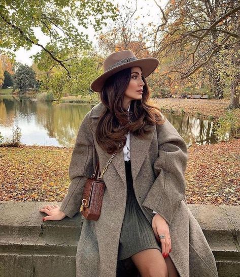 Beige hat + Long brown hair + Brown coat + Dark green skirt + White shirt + Red nails + Microinfluencer + Autumn day + Brown bag + Blogger under 10k Beige Hat Outfit, Dark Brown Coat Outfit, Fall Hats For Women Outfits, Brown Hat Outfit, Fall Hats For Women, Brown Coat Outfit, Cold Fashion, Outfits With Hats, Coat Outfits