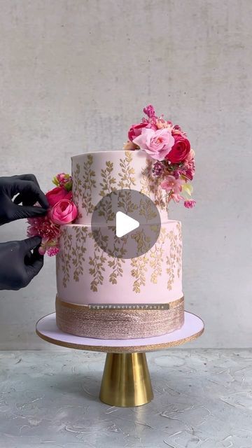 Pooja Nanda Sareen on Instagram: "Sharing a quick video tutorial of a wedding cake using stencil art over fondant with some flowers on side.
.
.
Products used
Fondant @magiccoloursindia 
Royal incing @magiccoloursindia 
Stencil @7sugarlane 
Cake stand @thepaperstory 

.
.
.
.
#weddingcake #cakevideo #caketutorial #caketechniques #cakestencilling #cakedecorating #cakesofinstagram🎂🍰 #cakeloversdelight #confiteria #confeitaria #bakersofindia #delhibakers #sugarfanciesbypooja #caketrends" Buttercream Wedding Cake, Cake Stencil, Cake Trends, Flower Stencil, Wedding Cakes With Flowers, Cake Videos, Cake Tutorial, Stencil Art, Fondant Cake