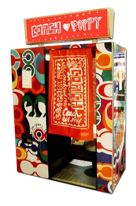 Branded Photobooth, Photobooth Machine, Booths Design, Photo Booth Design, Vintage Booth, Vending Machine Business, Urban Intervention, Artist Alley, Food Poster Design