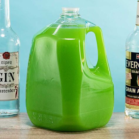 This delicious cocktail combines gin, rum, and everclear. If you like Swamp Water Punch, check this one out. Swamp Water Punch, Swamp Juice, Tipsy Bartender Recipes, Vodka Gummy Bears, Jungle Juice Recipe, Gin Drink Recipes, Swamp Water, Gin Recipes, Gin Drinks