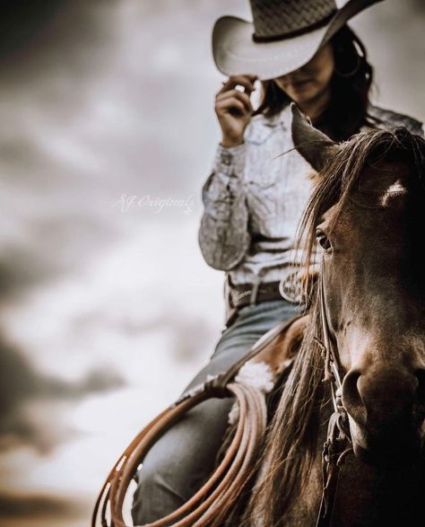 Western Horse Photoshoot Ideas, Horse Riding Photoshoot, Cowgirl Senior Pictures, Horse Photoshoot Ideas, Equine Photography Poses, Western Photo Shoots, Horse Senior Pictures, Cowgirl Photoshoot, Cute Senior Pictures