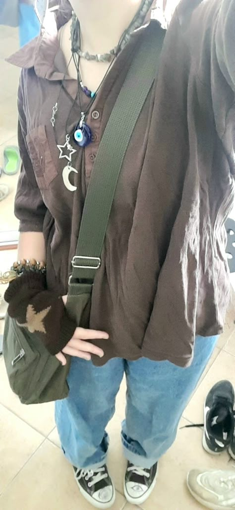 pic by me 🌙🎨📸 thrift outfit grunge vibe aesthetic y2k star sage green messenger bag 💋 Grunge Green Aesthetic Outfits, Green Messenger Bag Outfit, Sage Green Outfits Aesthetic, Star Bag Outfit, Masc Goblincore Outfits Summer, Messenger Bag Outfit Aesthetic, Nature Core Aesthetic Outfits, Green Outfit Grunge, Sage Green Bag Outfit