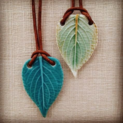 Ceramic Jewelry How To Make, Air Clay Jewelry, Air Dry Clay Jewelry, Polymer Clay Leaves, Pottery Jewellery, Clay Leaves, Ceramics Jewelry, Colorful Hairstyles, Handmade Ceramic Jewelry