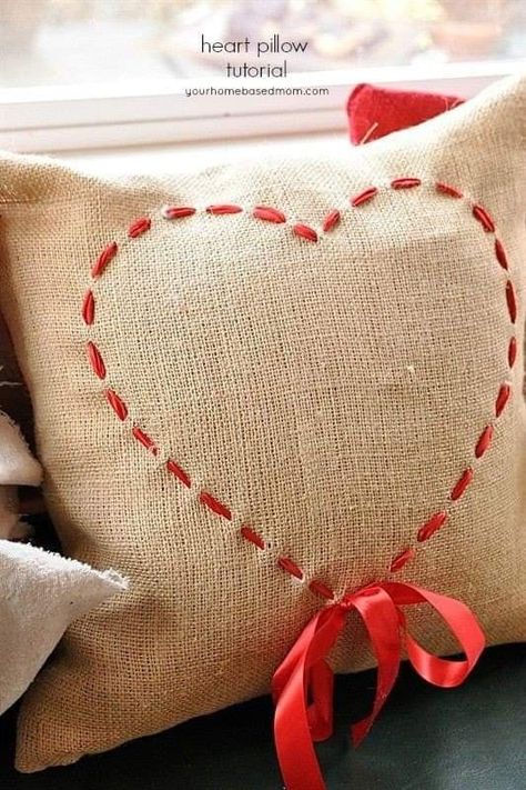 Valentine Pillow, Saint Valentin Diy, Valentines Bricolage, Food Pillows, Projek Menjahit, Heart Pillows, Valentines Pillows, Pillow Crafts, Pillow Tutorial